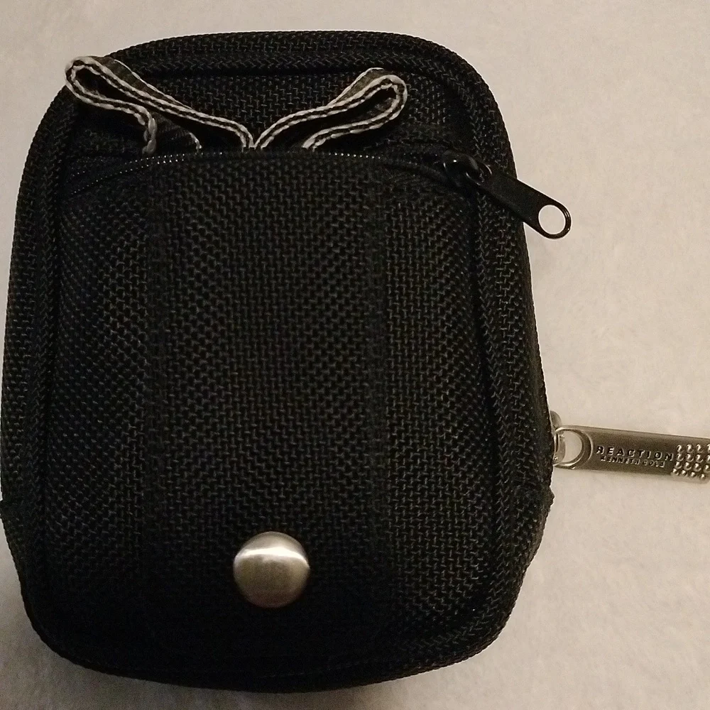 Reaction Kenneth Cole small Camara bag